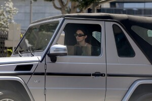 kendall-jenner-in-her-convertible-mercedes-g-wagon-beverly-hills-05-12-2021-1.jpg