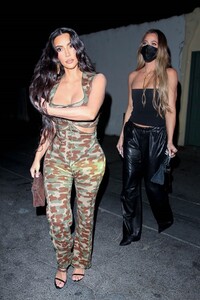 kim-and-khloe-kardashian-at-craig-s-in-west-hollywood-05-21-2021-0.jpg