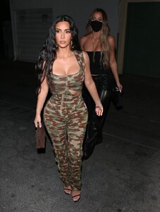 kim-and-khloe-kardashian-at-craig-s-in-west-hollywood-05-21-2021-3.jpg