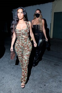 kim-and-khloe-kardashian-at-craig-s-in-west-hollywood-05-21-2021-8.jpg