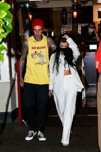 kourntey-kardashian-and-travis-barker-out-in-calabsas-05-25-2021-6.jpg