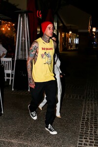 kourntey-kardashian-and-travis-barker-out-in-calabsas-05-25-2021-7.jpg