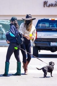 kourtney-kardashian-at-country-mart-in-malibu-05-15-2021-1.thumb.jpg.c5298b18fbf545b3b6dffcf2d9b008dd.jpg