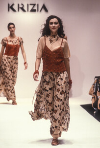 krizia-ss-1989.thumb.jpg.f3cf421f6fed4a735b2f636a645ebdd7.jpg