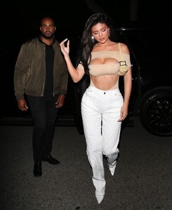 kylie-jenner-heading-to-dinner-in-beverly-hills-04-24-2021-6.jpg