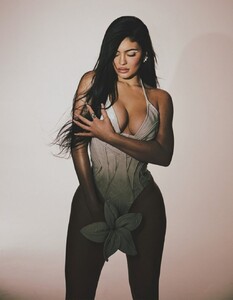 kylie-jenner-tmrw-magazine-may-2021-6.jpg