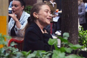 mary-kate-olsen-out-for-dinner-in-new-york-05-04-2021-1.thumb.jpg.f5742422de2726100aebbec95dd6c9b0.jpg