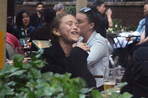 mary-kate-olsen-out-for-dinner-in-new-york-05-04-2021-2.thumb.jpg.fd611a5a71cee2434dccb6e8e68362d6.jpg