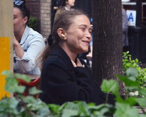 mary-kate-olsen-out-for-dinner-in-new-york-05-04-2021-4.thumb.jpg.83a8ac69be63dd8cf9f91931512e9b20.jpg