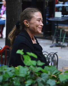 mary-kate-olsen-out-for-dinner-in-new-york-05-04-2021-6.thumb.jpg.b6750735a2a1160898bc86277e4903fb.jpg