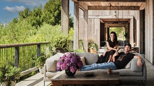 mila-kunis-and-ashton-kutcher-architectural-digest-june-2021-2.jpg