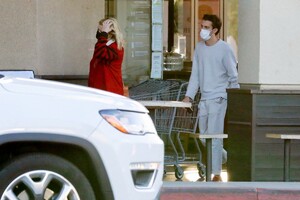 mischa-barton-and-gian-marco-flamini-shopping-at-erewhon-market-in-los-angeles-05-24-2021-2.jpg