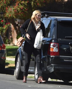 mischa-barton-arrives-at-a-friends-house-in-los-angeles-05-21-2021-0.jpg