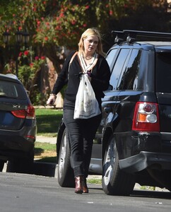 mischa-barton-arrives-at-a-friends-house-in-los-angeles-05-21-2021-1.jpg