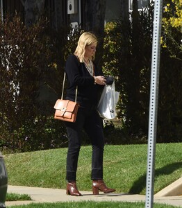 mischa-barton-arrives-at-a-friends-house-in-los-angeles-05-21-2021-2.jpg