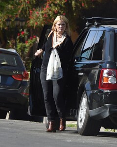 mischa-barton-arrives-at-a-friends-house-in-los-angeles-05-21-2021-3.jpg