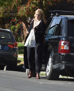 mischa-barton-arrives-at-a-friends-house-in-los-angeles-05-21-2021-4.jpg