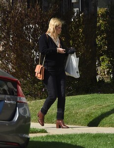 mischa-barton-arrives-at-a-friends-house-in-los-angeles-05-21-2021-5.jpg