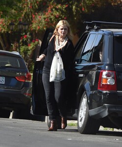 mischa-barton-arrives-at-a-friends-house-in-los-angeles-05-21-2021-6.jpg