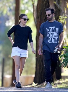 natalie-portman-and-benjamin-millepied-in-sydney-05-10-2021-0.jpg