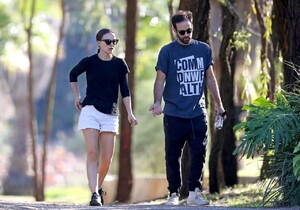 natalie-portman-and-benjamin-millepied-in-sydney-05-10-2021-4.jpg