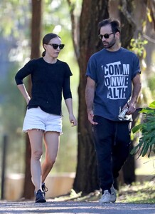 natalie-portman-and-benjamin-millepied-in-sydney-05-10-2021-5.jpg