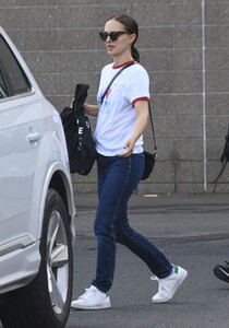 natalie-portman-out-and-about-in-sydney-05-04-2021-1.jpg