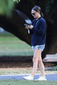 natalie-portman-out-in-sydney-05-12-2021-1.jpg