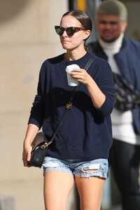 natalie-portman-out-in-sydney-05-12-2021-2.jpg