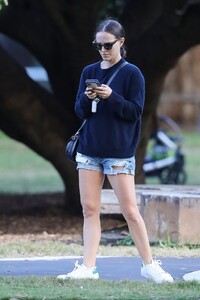 natalie-portman-out-in-sydney-05-12-2021-7.jpg