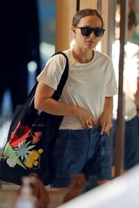 natalie-portman-shopping-at-zimmerman-in-sydney-05-08-2021-1.jpg