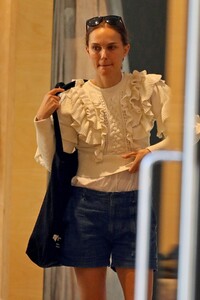 natalie-portman-shopping-at-zimmerman-in-sydney-05-08-2021-4.jpg