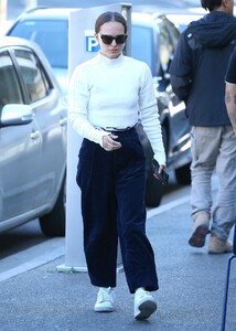 natalie-portman-wears-a-cream-sweater-sydney-05-17-2021-1.jpg