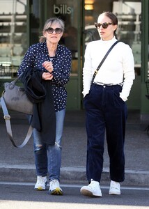 natalie-portman-wears-a-cream-sweater-sydney-05-17-2021-3.jpg