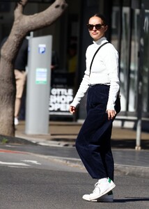 natalie-portman-wears-a-cream-sweater-sydney-05-17-2021-5.jpg