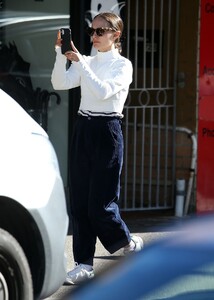 natalie-portman-wears-a-cream-sweater-sydney-05-17-2021-7.jpg