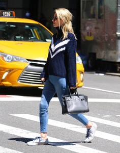 nicky-hilton-street-style-soho-in-new-york-05-06-2021-2.thumb.jpg.7a3ebfd393758db43517891b44993318.jpg