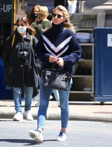 nicky-hilton-street-style-soho-in-new-york-05-06-2021-3.jpg