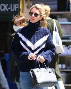 nicky-hilton-street-style-soho-in-new-york-05-06-2021-5.jpg