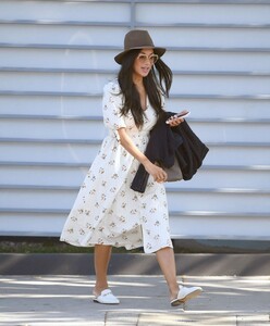 nicole-scherzinger-in-a-white-summer-floral-dress-la-04-29-2021-3.jpg