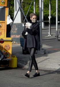 olivia-palermo-out-in-new-york-05-14-2021-0.thumb.jpg.0881dd1d9d6c28a897a8afe45ff80810.jpg