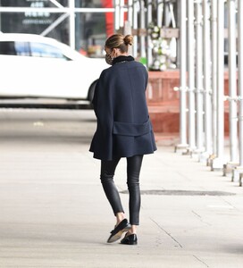 olivia-palermo-out-in-new-york-05-14-2021-2.thumb.jpg.e01a61499f0d00bd50274bf15c3ccaf2.jpg