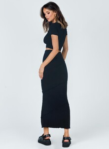 oscar-maxi-skirt-black-4_e5c42ddd-c83a-4dd7-a047-427cdeea1100_1800x.jpeg