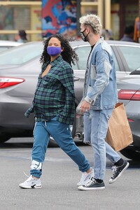 pregnant-christina-milian-at-farmer-s-market-in-west-hollywood-04-22-2021-0.jpg