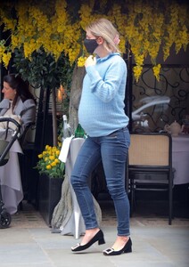 pregnant-pixie-geldof-out-in-london-04-29-2021-5.jpg