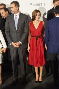 queen-letizia-of-spain-at-the-teatro-real-in-madrid-09-21-2017-6.jpg