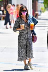 rachel-bilson-out-for-coffee-in-santa-monica-05-24-2021-4.jpg