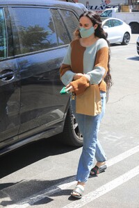 rumer-willis-picks-up-her-dry-cleaning-in-west-hollywood-04-29-2021-5.jpg