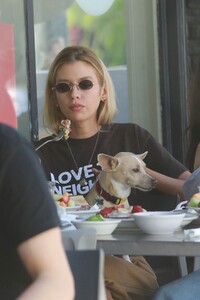 stella-maxwell-out-for-lunch-in-los-feliz-05-04-2021-1.jpg