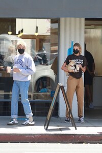 stella-maxwell-out-for-lunch-in-los-feliz-05-04-2021-3.jpg